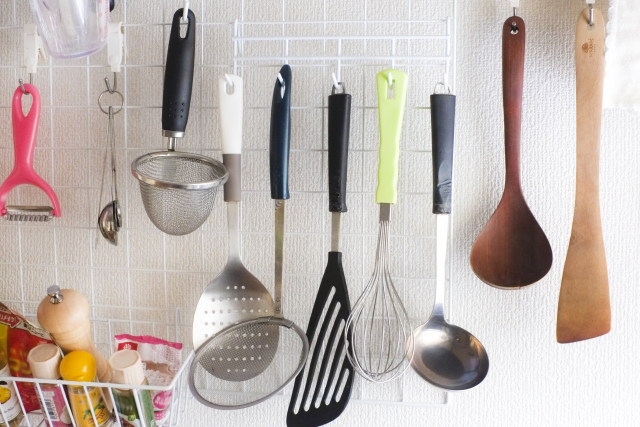 kitchen-tool-hanging.png