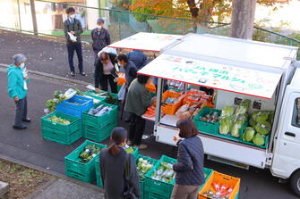 移動販売がやってきた！地域交流や緩やかな見守りの役目も担う移動販売が公社団地で始まっています。の画像