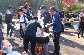 【竹山団地の一年の締めくくり】後編：「お疲れさま」竹山団地自治会から神大サッカー部へ、ねぎらいの思いを込めた芋煮会の画像