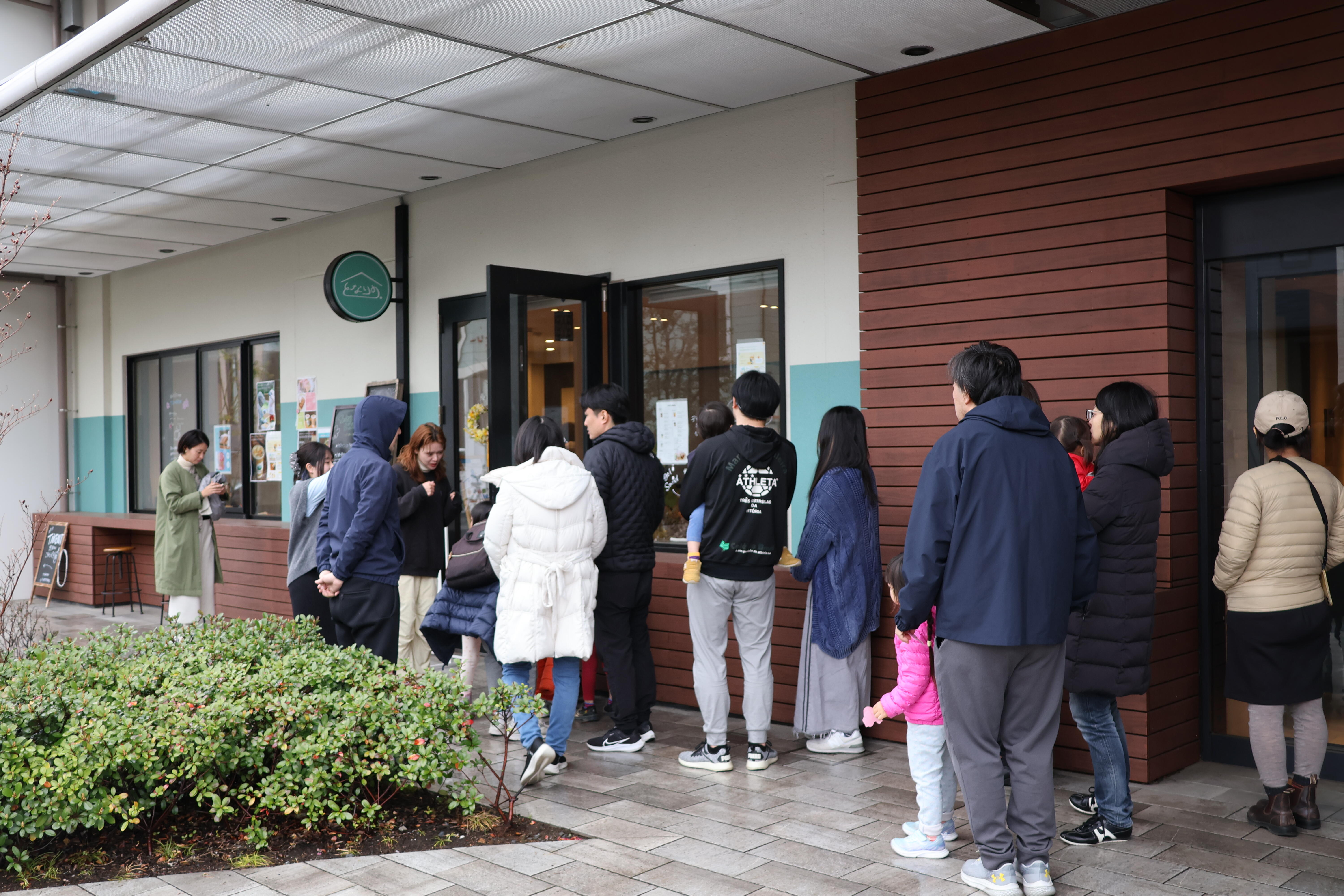 カフェでケーキのプレゼントを待つ住民.JPG