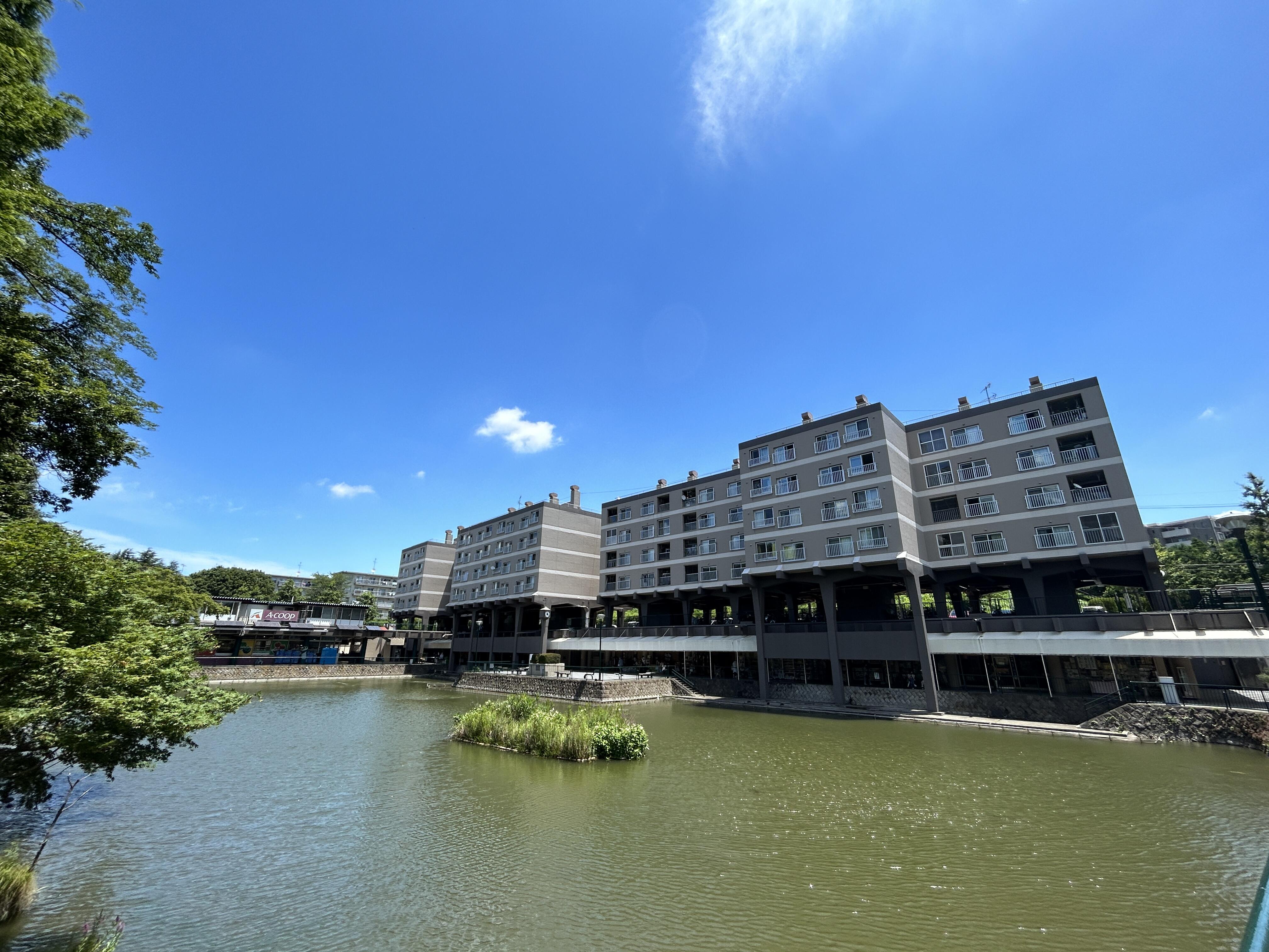 幅広い世代が集う場所。自然と共に歩む暮らしの拠点、竹山団地中央商店街の画像