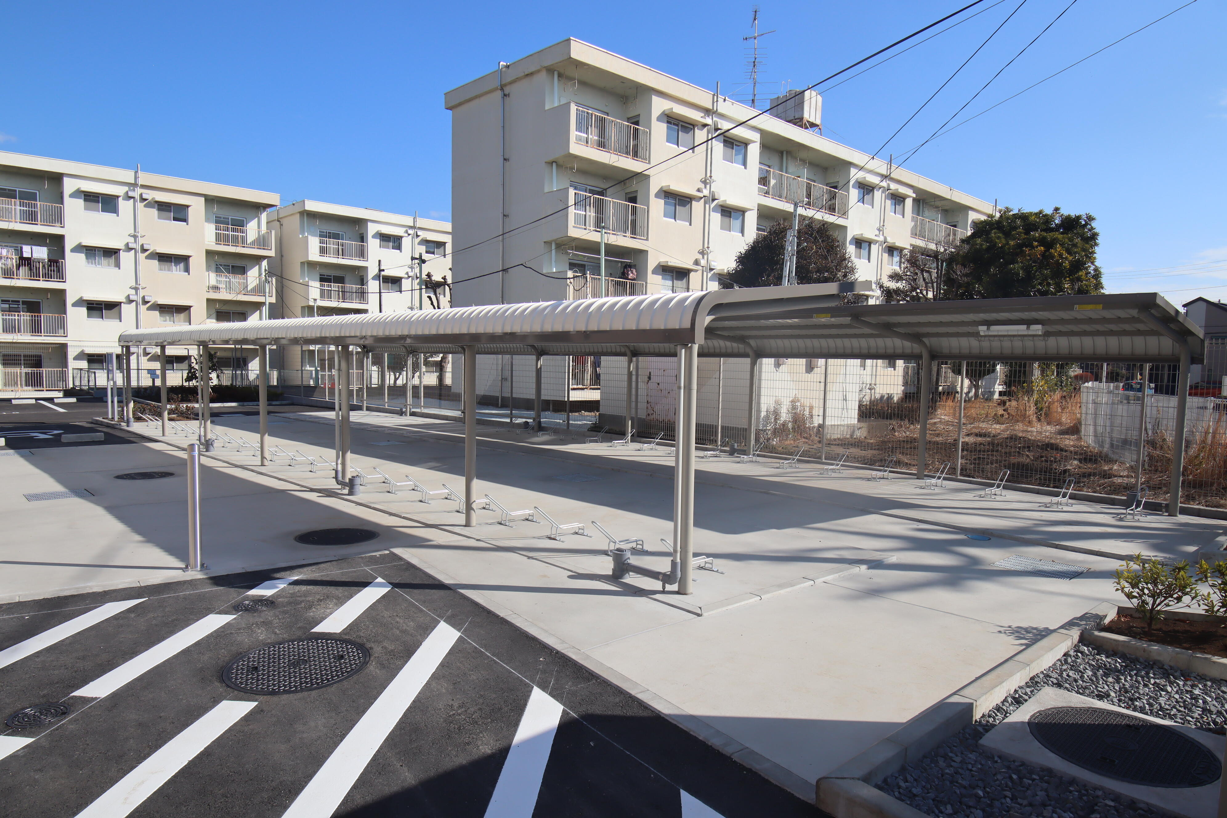 駐輪場と駐車場 (1).JPG