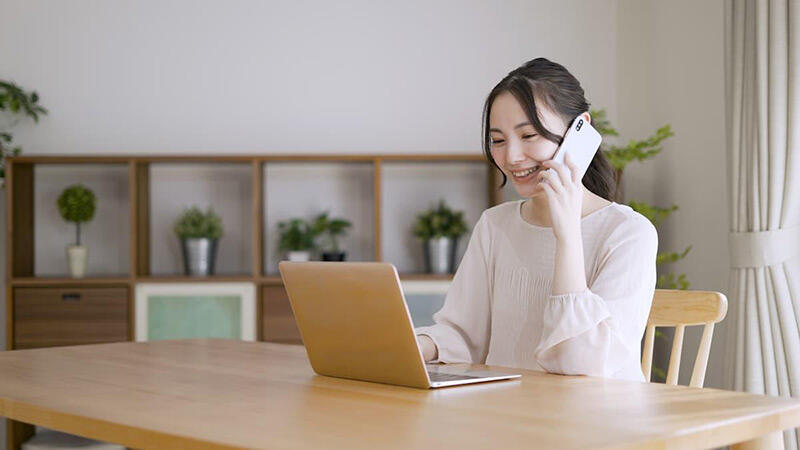 Woman-looking-at-a-computer.jpg