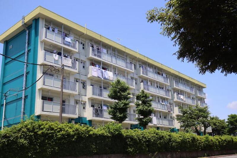 apartment_building_with_balconies.jpg