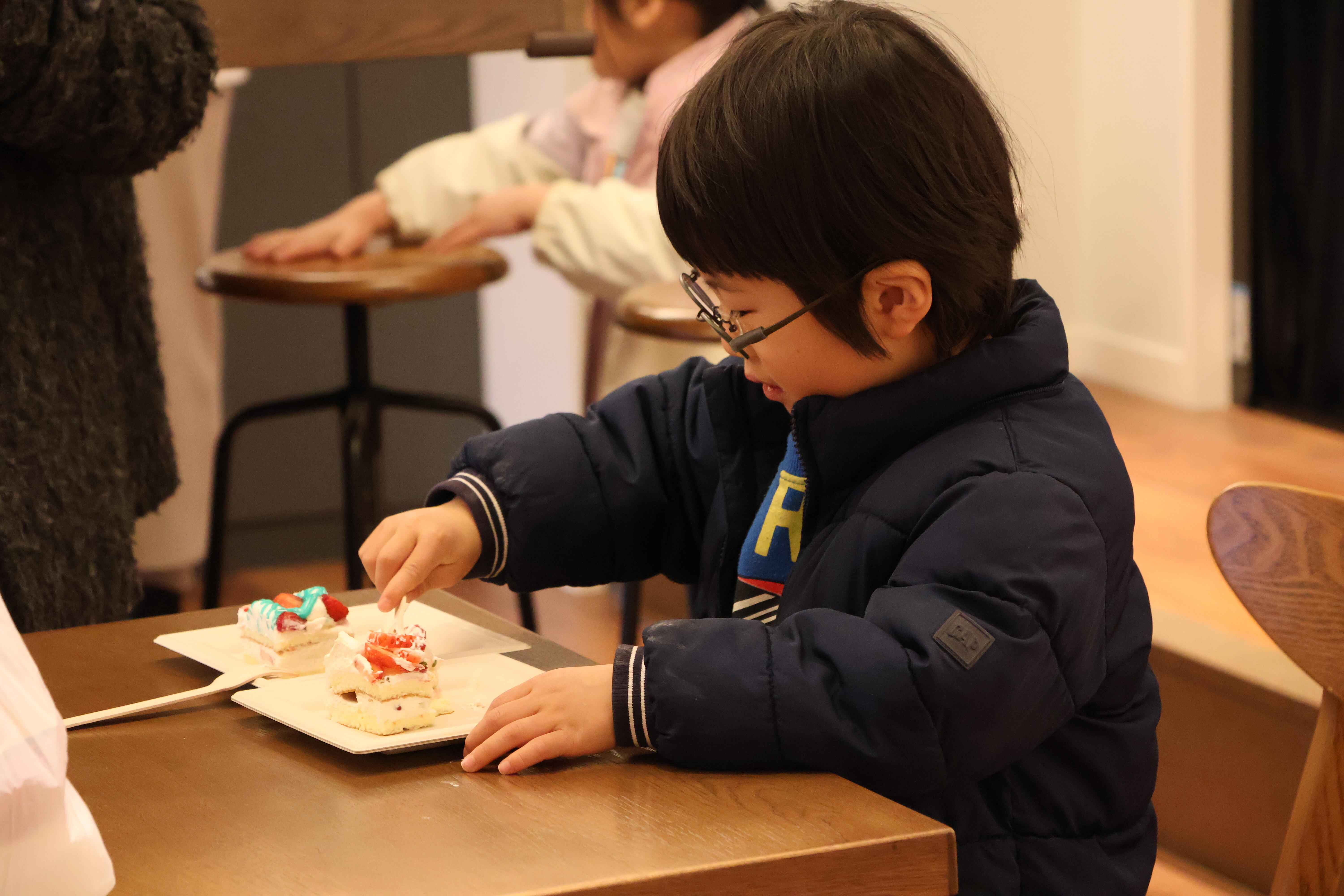 39ケーキを食べる子ども.JPG