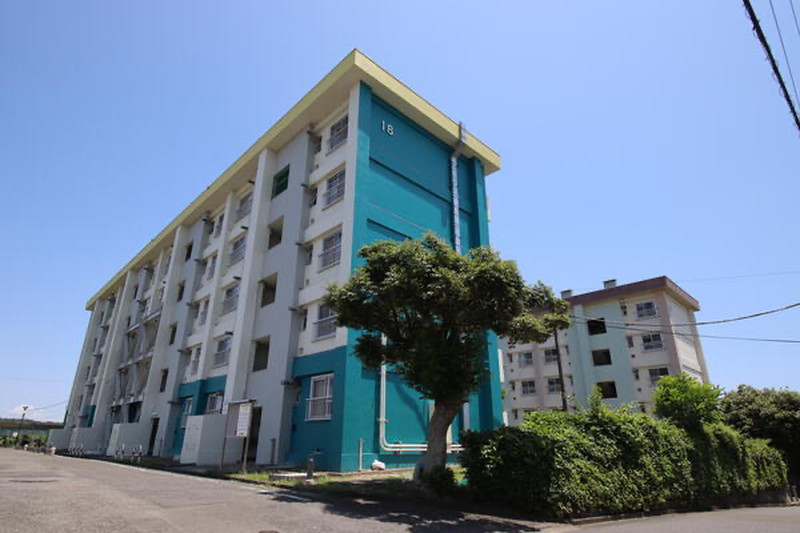 blue_white_apartment_building.png