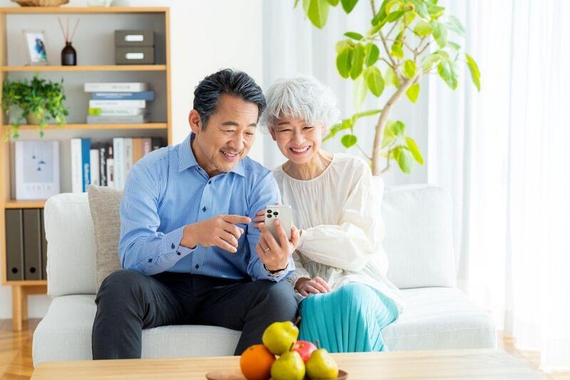 elderly_couple_using_smartphone.jpg