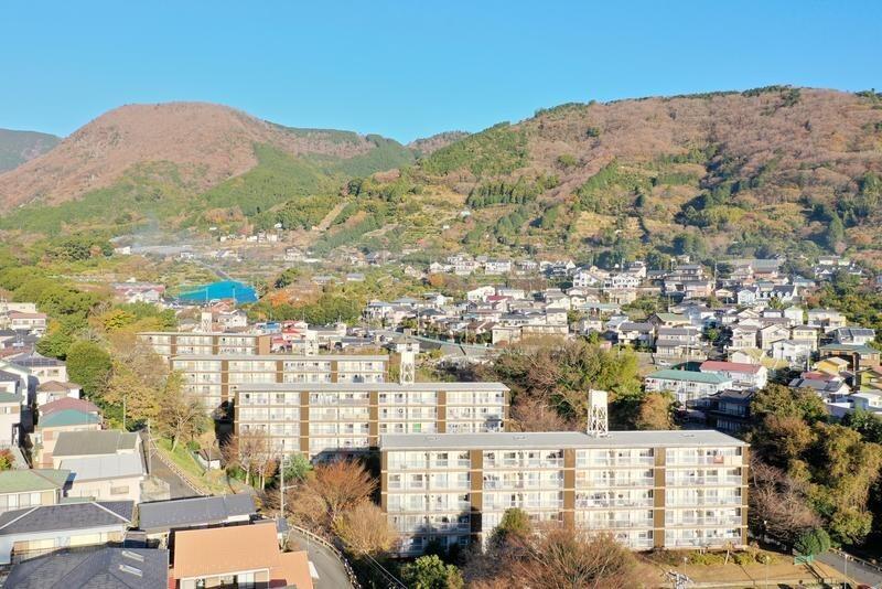japanese_town_mountain_view.jpg