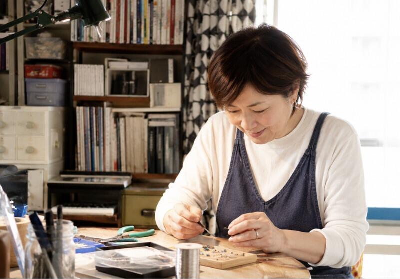 woman_crafting_jewelry_workshop.jpg