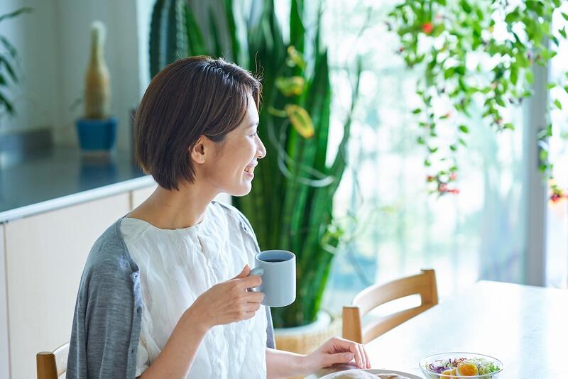 woman_drinking_coffee_at_breakfast.jpg
