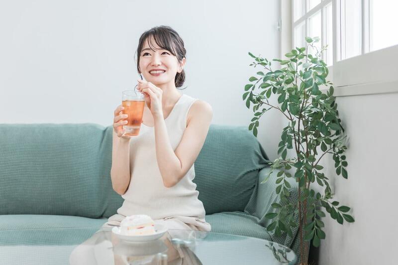 woman_drinking_iced_tea_sofa.jpg